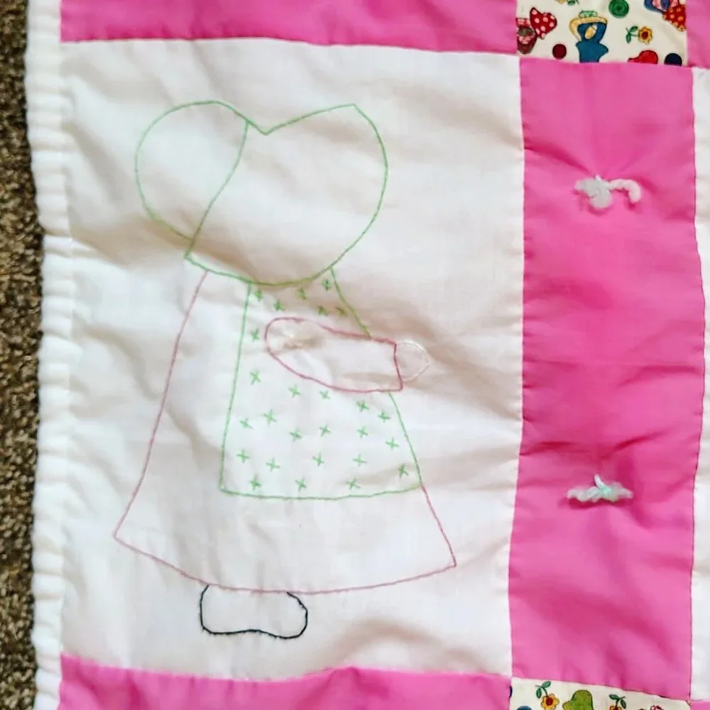 VINTAGE Cotton Handmade Pink White SUN BONNET SUE Quilt Baby Blanket